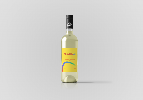 Bouteille de vin blanc avec étiquette gravénia
